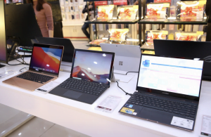 Trong mùa dịch, chuỗi bán lẻ điện thoại và laptop có sự tăng trưởng mạnh