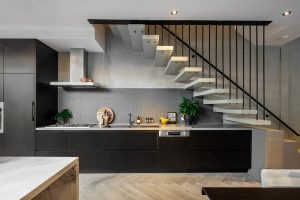 Tận dụng không gian gầm cầu thang để thiết kế bếp cho căn nhà nhỏ